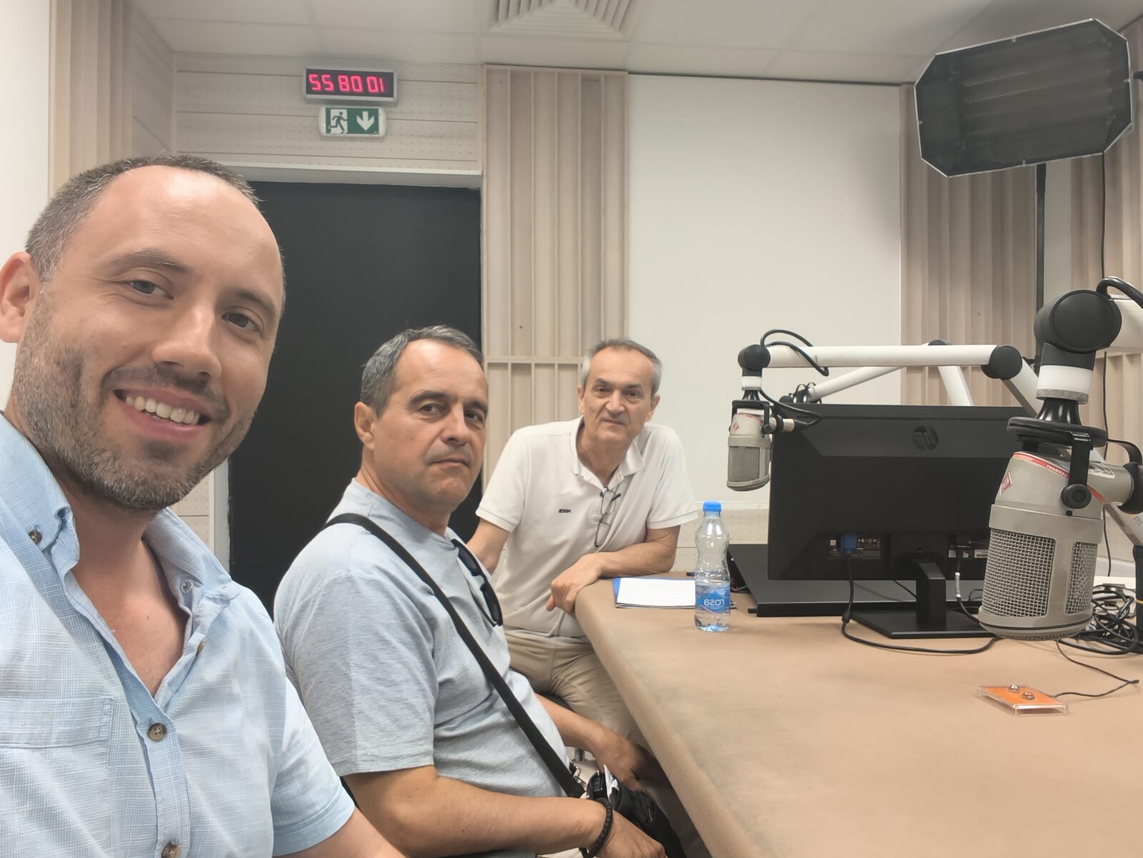 dr Dejan B. Stojanović, prof. dr Saša Orlović i voditelj Slobodan Šorak u studiju Radio Novog Sada