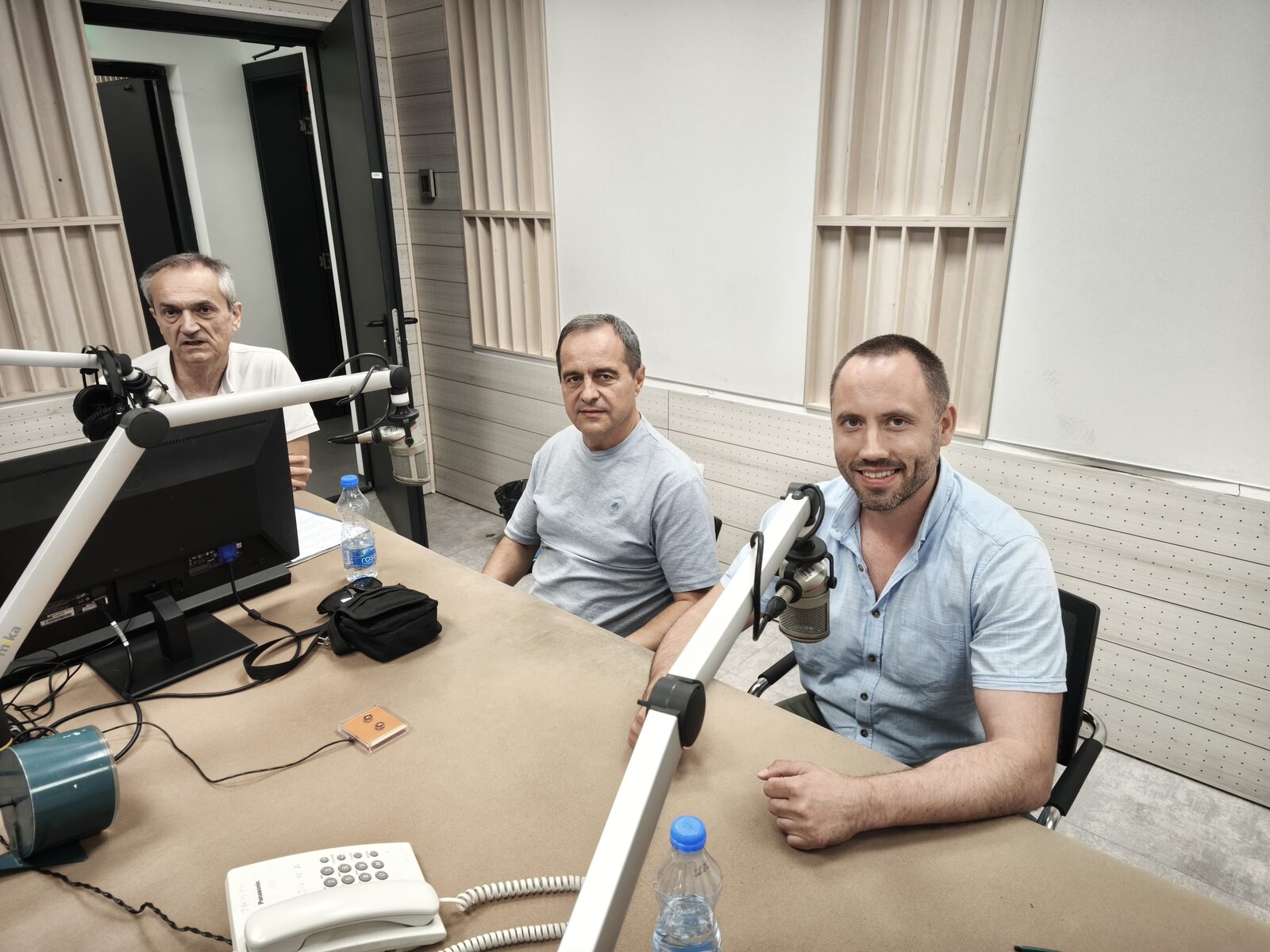 Prof. dr Saša Orlović i dr Dejan B. Stojanović u studiju Radio Novog Sada, 13. avgust 2026